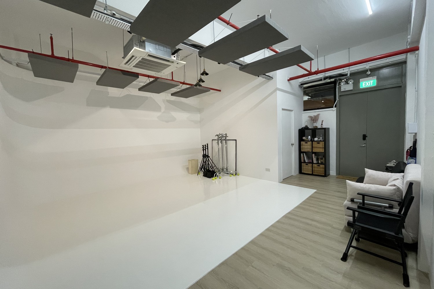 MODERN PHOTO/VIDEO STUDIO, CYCLORAMA & SEAMLESS